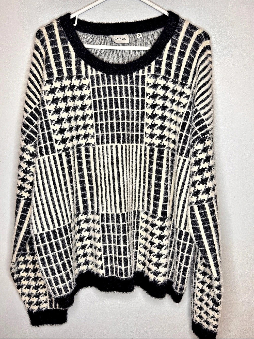 Cyrus Geometric Crewneck Sweater in Black & Cream Size XL